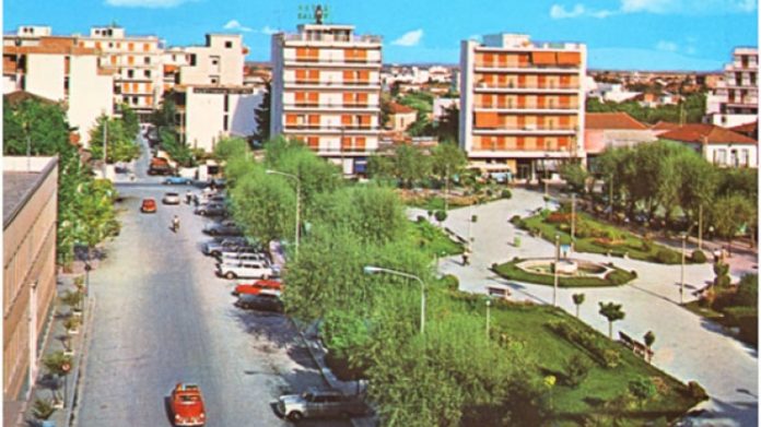 ΛΑΡΙΣΑ. Μια εικόνα, χίλιες λέξεις…για την πλατεία Ταχυδρομείου