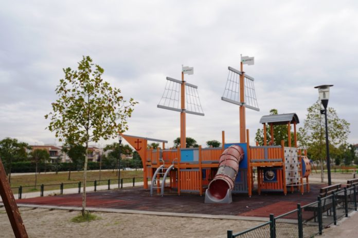 Το Fashion City Outlet προσέφερε εξοπλισμό παιδικής χαράς