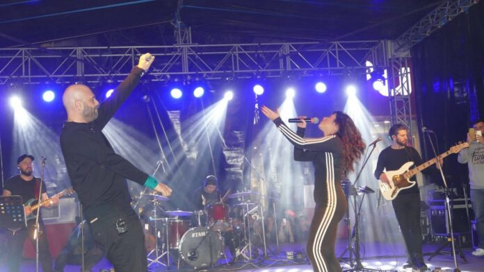 Οι Stavento στο άναμμα του Χριστουγεννιάτικου δέντρου στη Λάρισα