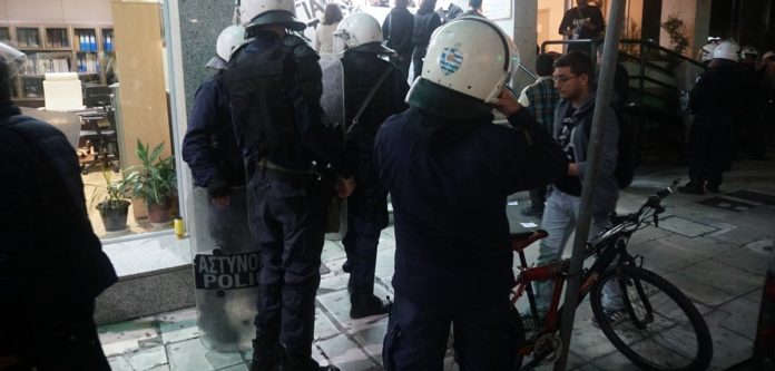 Η έφοδος των αστυνομικών χθες στο «Χατζηγιάννειο»
