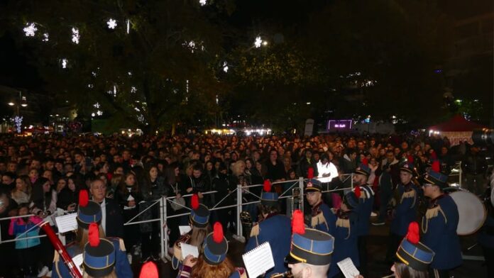 Η φιλαρμονική λίγο πριν το άναμμα του δέντρου στη Λάρισα