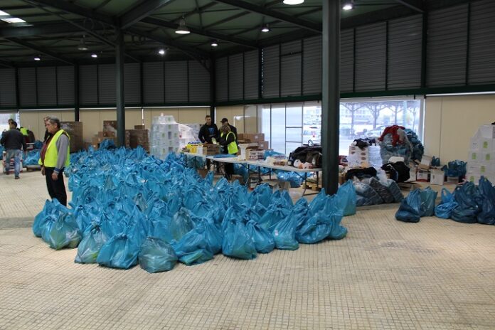 Διανομή ειδών από το πρόγραμμα ΤΕΒΑ στην Λάρισα