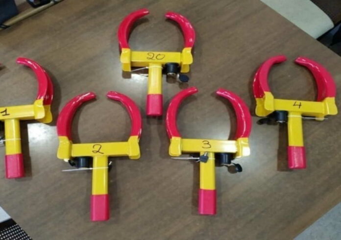 Έρχονται οι «δαγκάνες» για όσους παρκάρουν σε ράμπες ΑμεΑ και πεζόδρομους