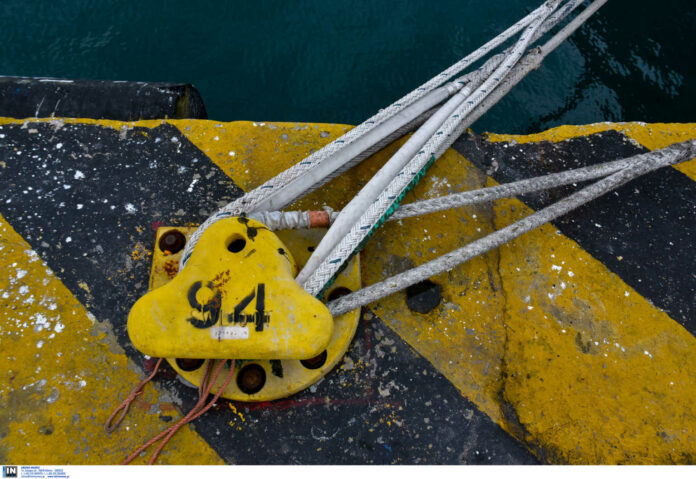 ΔΕΜΕΝΑ ΤΑ ΠΛΟΙΑ ΤΗΣ ΑΚΤΟΠΛΟΪΑΣ ΣΤΟ ΛΙΜΑΝΙ ΤΟΥ ΠΕΙΡΑΙΑ ΑΠΟ ΤΟΥΣ ΘΥΕΛΛΩΔΕΙΣ ΝΟΤΙΟΥΣ ΑΝΕΜΟΥΣ