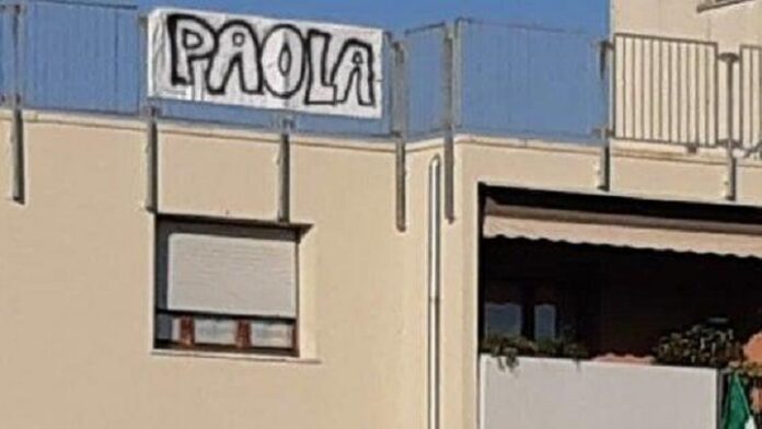 Κορωνοϊός: Ζουν τον έρωτά τους από… τα μπαλκόνια