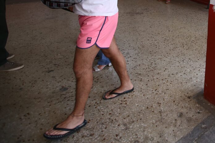 Στην εισαγγελία με… μαγιό μετά το “καμάκι” στην παραλία