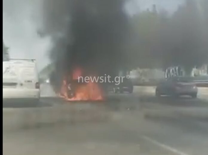 Στις φλόγες σχολικό στην Εθνική Οδό
