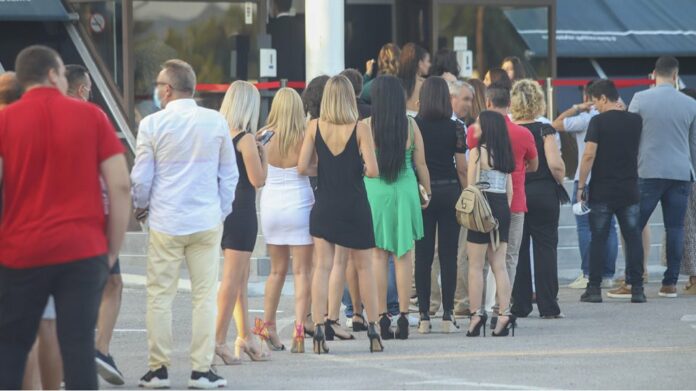 Ουρές και... θερμομέτρηση για τον (απογευματινό) Νίκο Βέρτη στη Θεσσαλονίκη