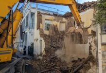 Λάρισα: Εργασίες κατεδάφισης ετοιμόρροπου κτιρίου στον Άγιο Χαράλαμπο – Φωτογραφίες