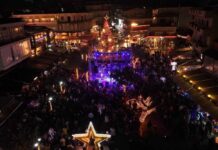 Η Καλαμπάκα άναψε το φως των Χριστουγέννων – Μια λαμπερή γιορτή κάτω από τα Μετέωρα (φώτο)