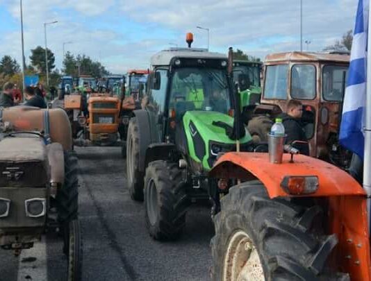 Κλιμακώνουν τη στάση τους οι αγρότες στη Θεσσαλία