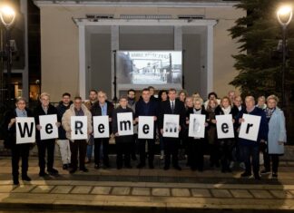 #WEREMEMBER: Φωταγωγήθηκε το Δημοτικό Ωδείο Λάρισας στο πλαίσιο της εκστρατείας μνήμης του Ολοκαυτώματος