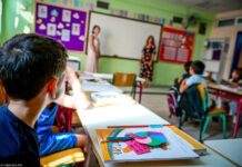 Ένοχοι κρίθηκαν στη Λάρισα γονείς-αρνητές που δεν έστελναν τα παιδιά τους σχολείο στην πανδημία