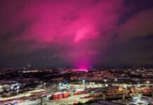 Αγγλία: Εντυπωσιακός ροζ ουρανός κάλυψε το Μπέρμιγχαμ κατά τη διάρκεια καταιγίδας