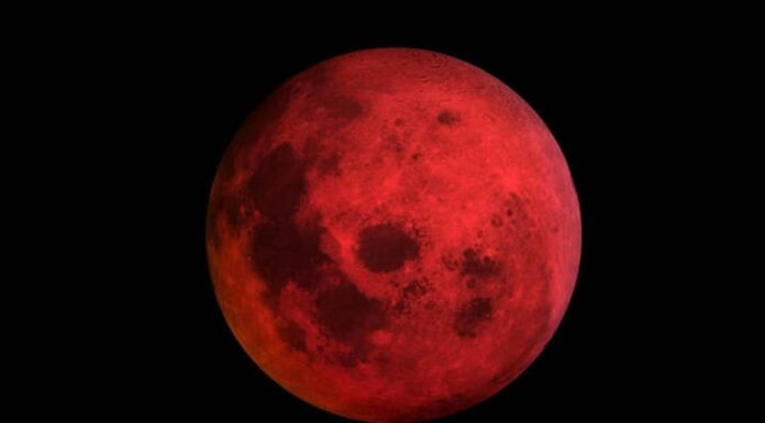 Σήμερα η κόκκινη Πανσέληνος στον ουρανό: Η επιστήμη πίσω από το «Ματωμένο Φεγγάρι»