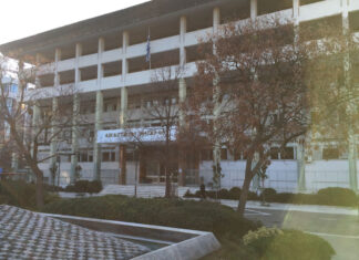 Λάρισα: Άνδρας επιχείρησε να αυτοπυρποληθεί μπροστά στο Δικαστικό Μέγαρο