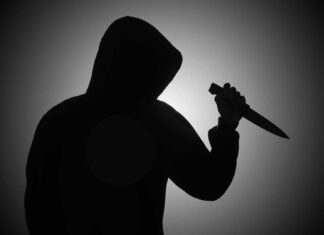 Λάρισα: Τρόμος σε πλατεία χωριού – Ανήλικοι απείλησαν κορίτσια με μαχαίρι