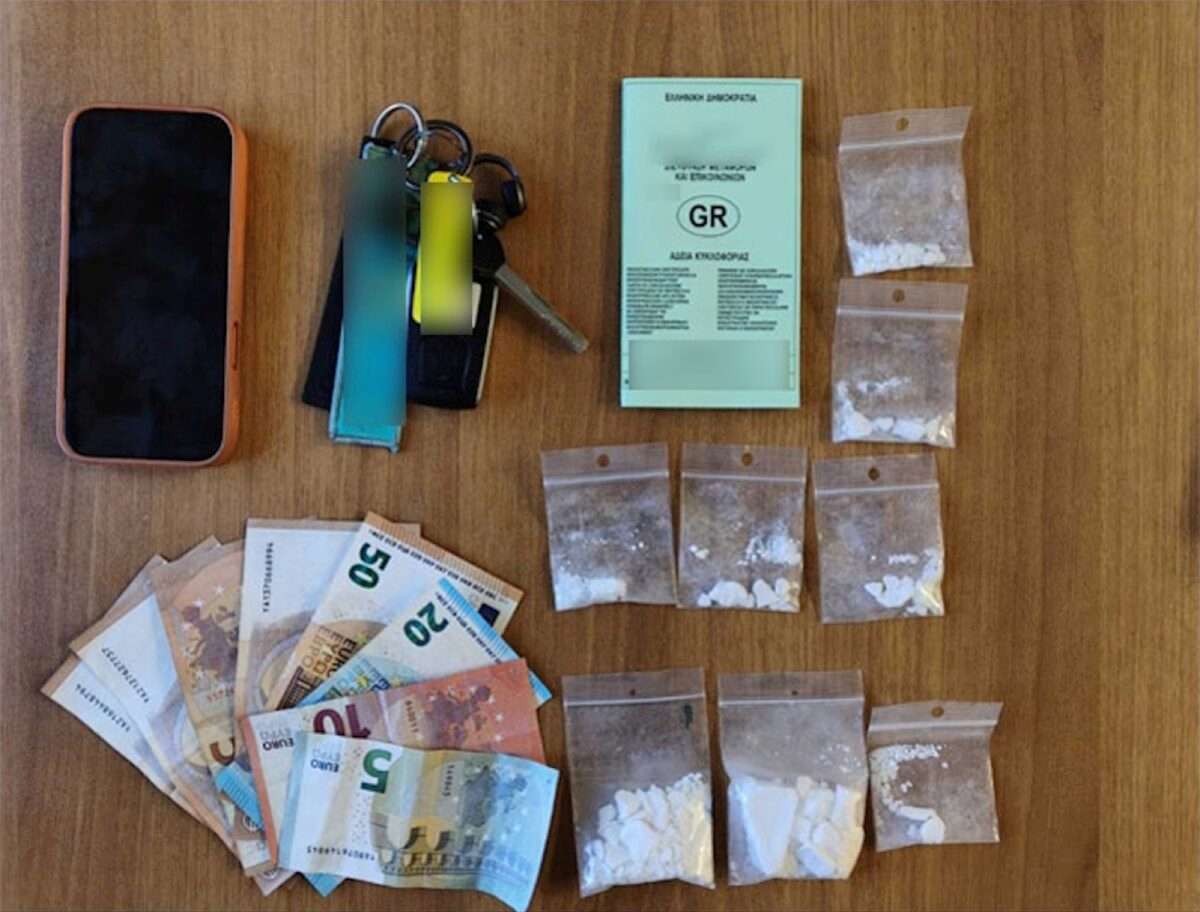 φωτογραφία από την αστυνομία με τα κατασχεθέντα. Ένα κινητό, ένα ζευγάρι κλειδιά, δίπλωμα οδήγησης, 285€ και οκτώ σακουλάκια ναρκωτικών.