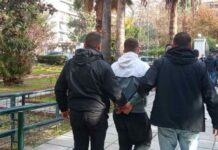 Ανήλικοι στη Λάρισα προκάλεσαν φόβο πετώντας πέτρες σε ΙΧ Δυο ενήλικες και ένας ανήλικος κατευθύνονται προς το αστυνομικό τμήμα.