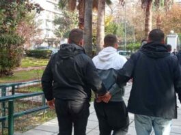 Δυο ενήλικες και ένας ανήλικος κατευθύνονται προς το αστυνομικό τμήμα.