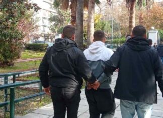 Δυο ενήλικες και ένας ανήλικος κατευθύνονται προς το αστυνομικό τμήμα.