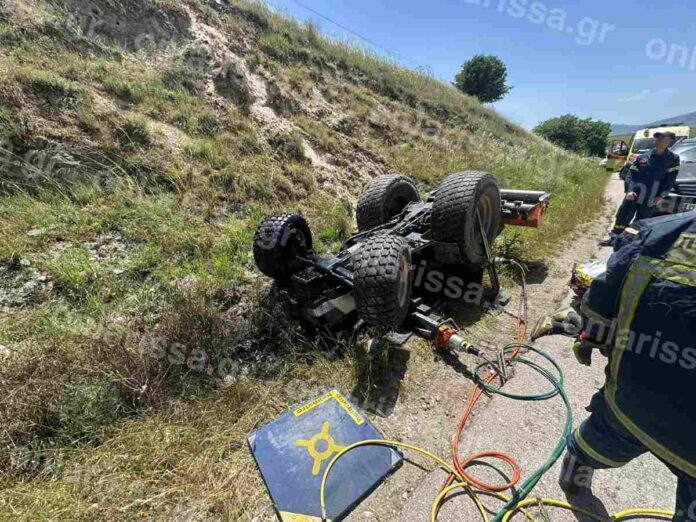 αναποδογυρισμένο τρακτέρ μετά από τροχαίο δυστύχημα