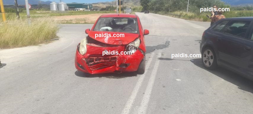 Τρακαρισμένο κόκκινο αυτοκίνητο μετά από σύγκρουση.