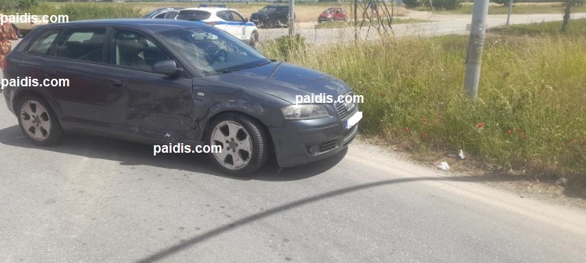 Τρακαρισμένο γκρι αυτοκίνητο μετά από σύγκρουση.