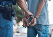 Χειροπέδες σε δύο απατεώνες στα Φάρσαλα