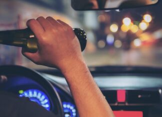 Χειροπέδες σε οδηγό στα Φάρσαλα Χειροπέδες σε οδηγό στα Φάρσαλα